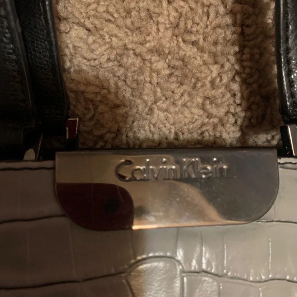 GUESS Purse - Picture 2 of 3